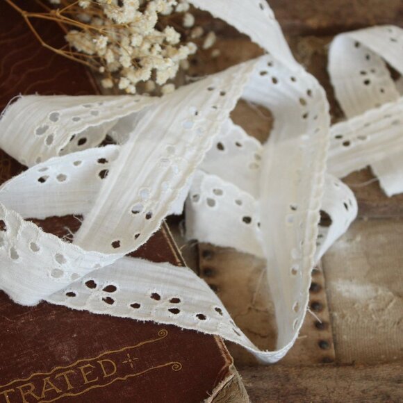 Vintage White Eyelet Lace Trim 1.25", 2 Yards, Scalloped Edge - Picture 7 of 10